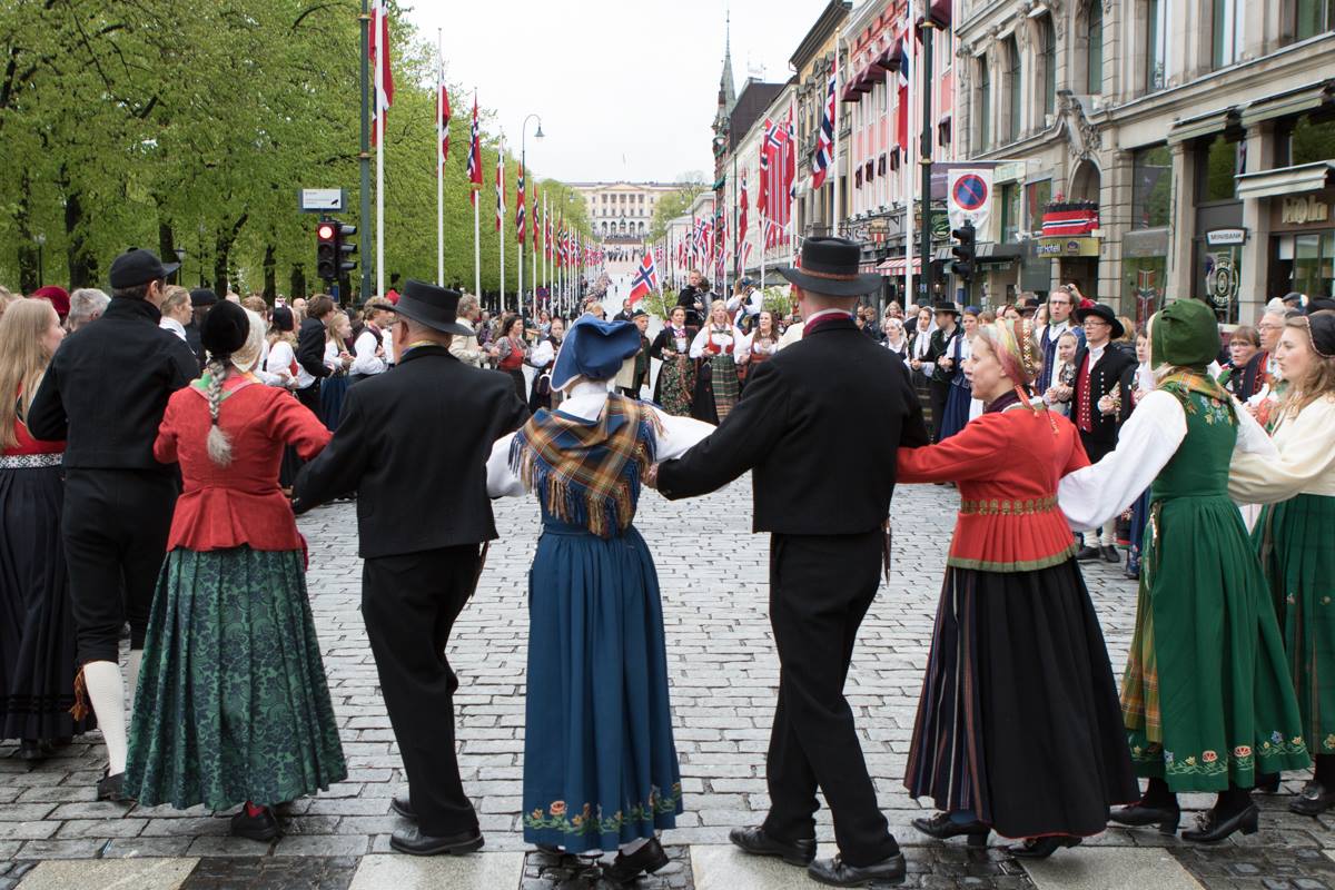Bilete frå 17. mai der leikarringen dansar på Karl Johan